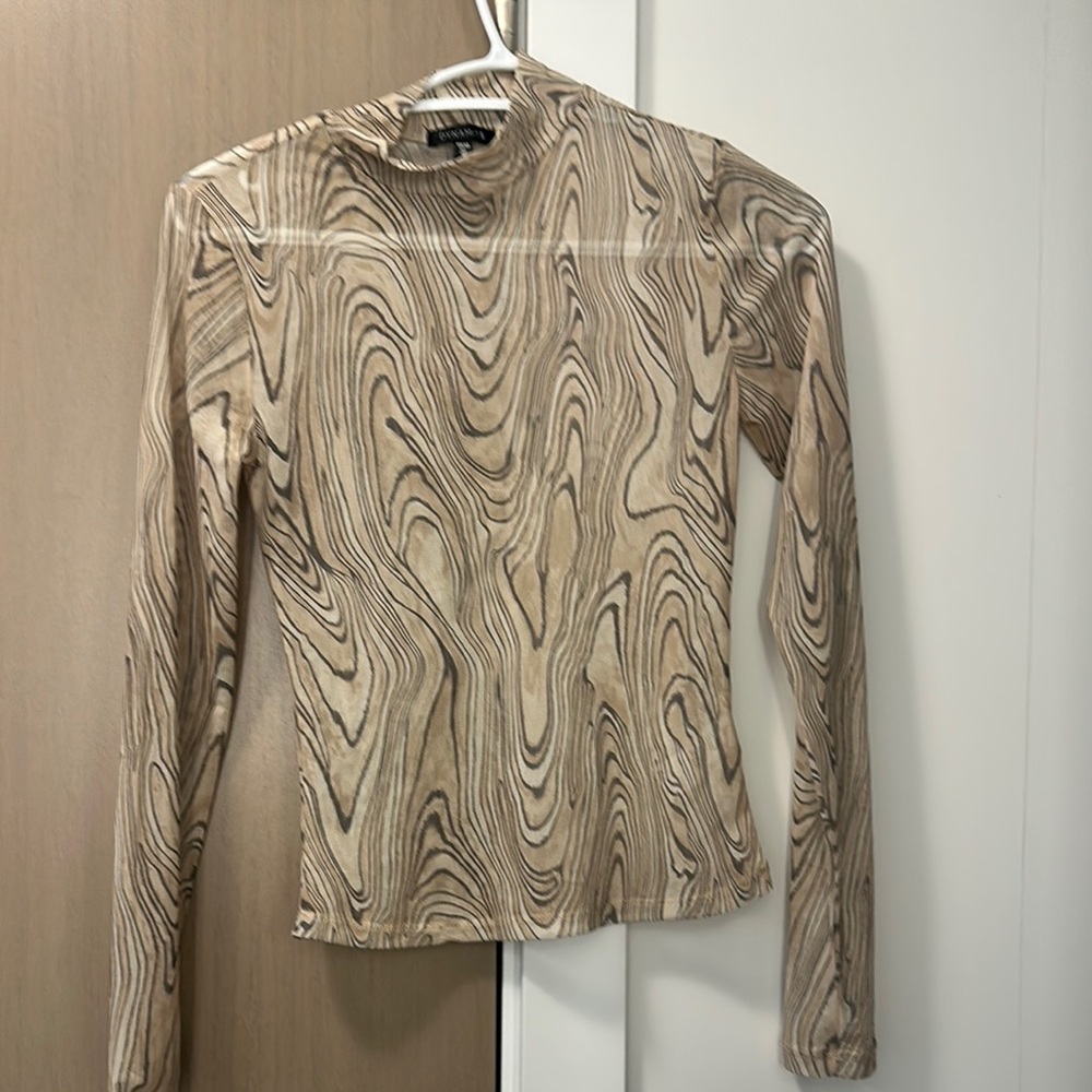 Dynamite Cream Fitted Graphic Blouse